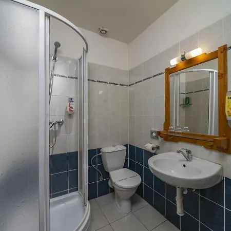 فندق Tri Ruze 3*