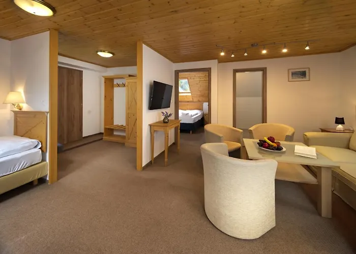 Tri Ruze Hotel 3*