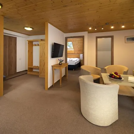 Tri Ruze Hotel 3*