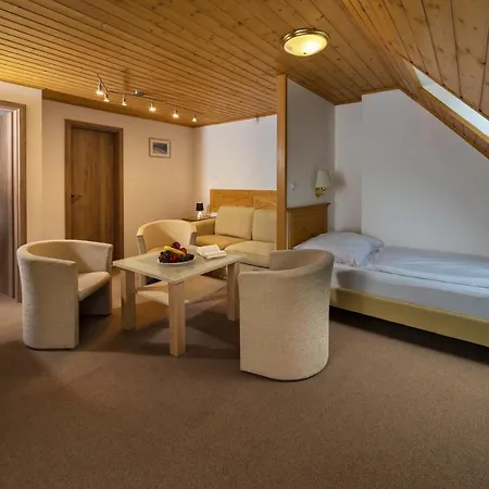 Tri Ruze Hotel