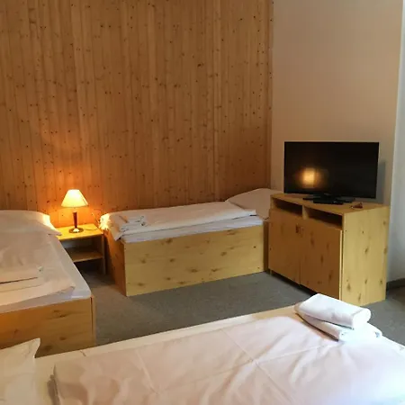Tri Ruze Hotel