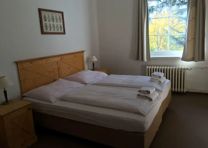 Tri Ruze Hotel